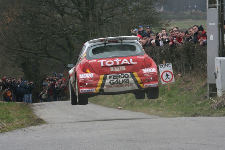 Hoogvliegers in East Belgian Rally; Freddy Loix jumpt naar top